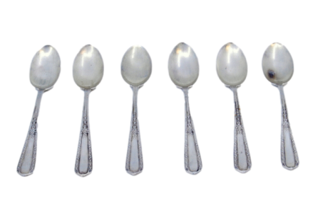  Conjunto de seis colheres de café em prata com os cabos relevados.